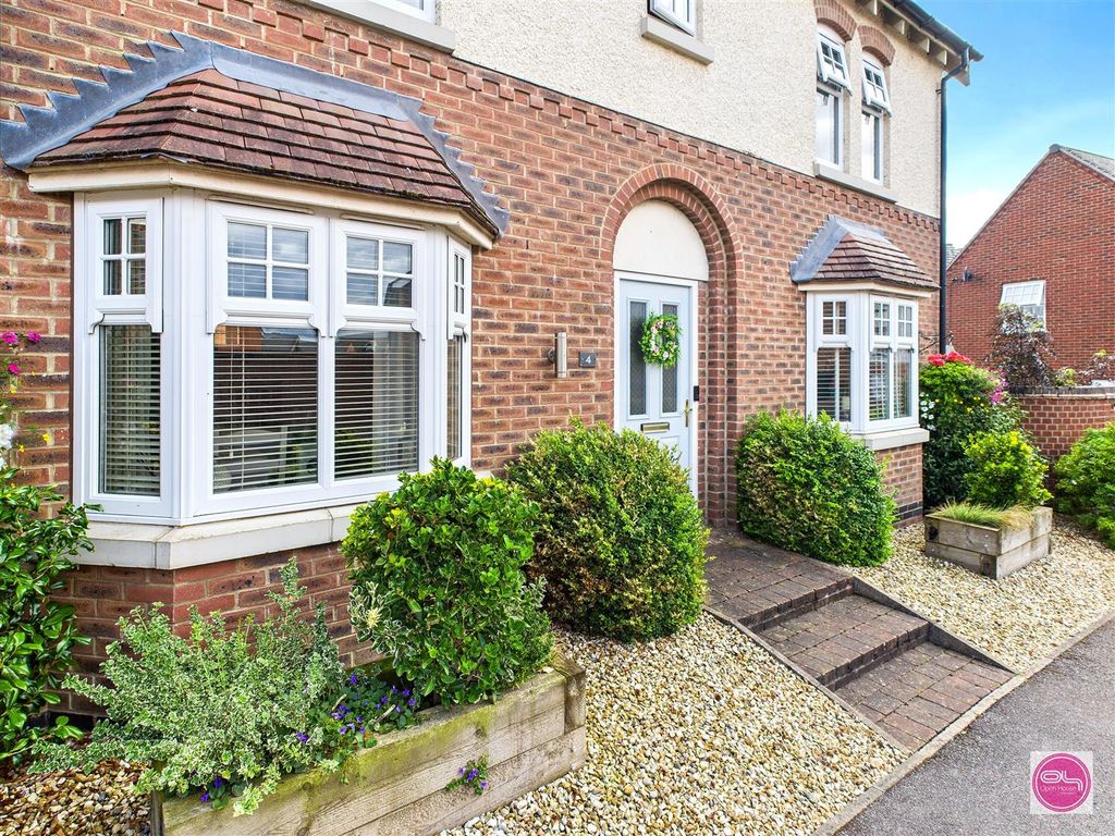 Property photo 3 of 42 Henley Grove, Church Gresley (34).Jpg