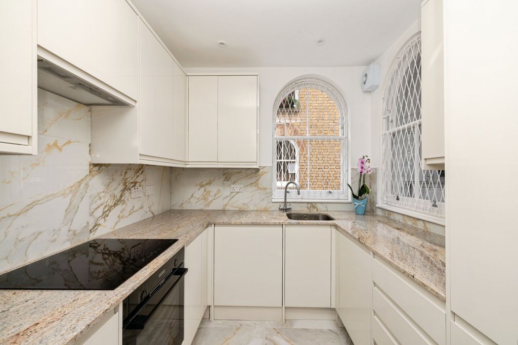 Property photo 3 of 18 Kitchen