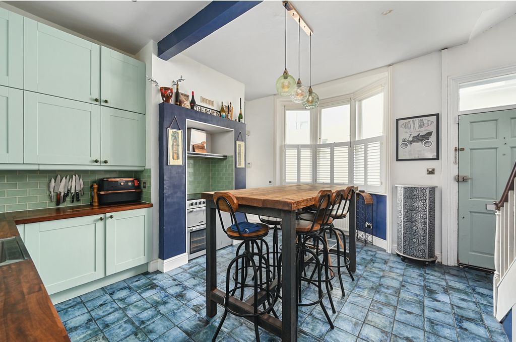 Property photo 3 of 28