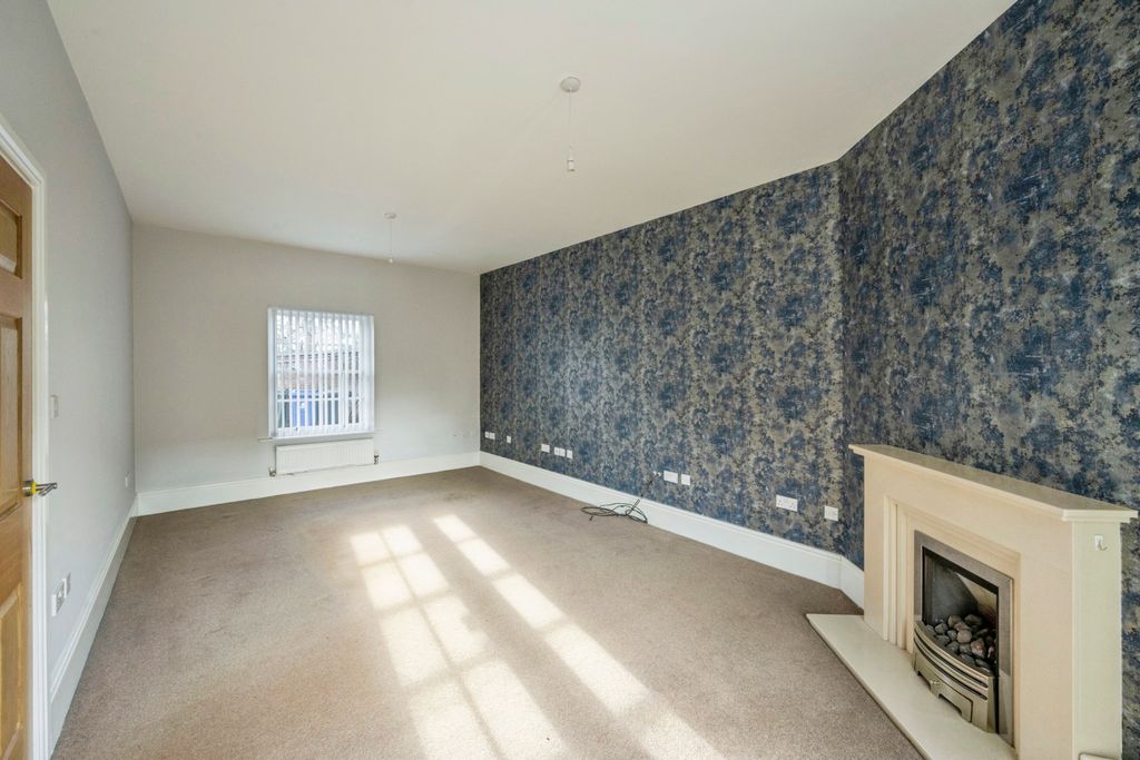 Property photo 3 of 21 Living Room