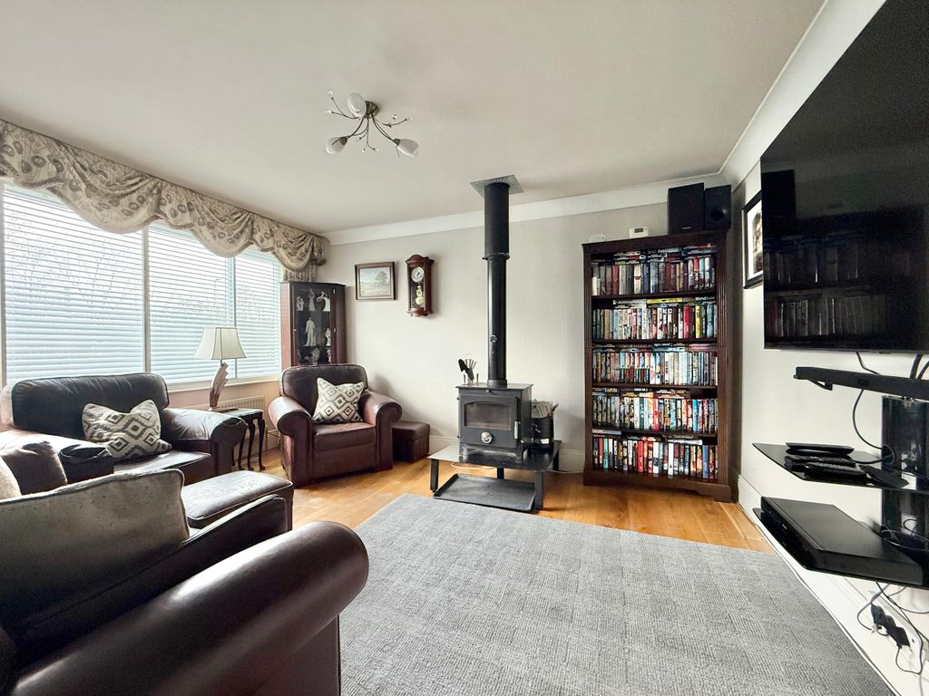 Property photo 2 of 31 Living Room
