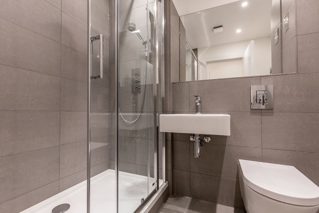 Property photo 3 of 10 Bathroom