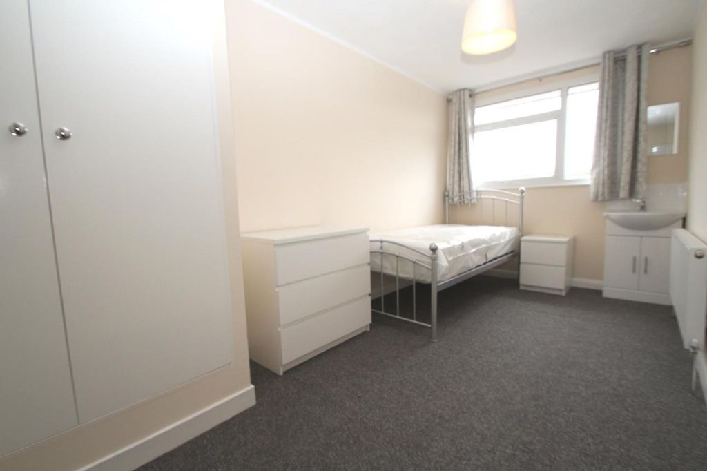 Property photo 1 of 6 11 The Glen Room 5 x 1 Pics 040.Jpg