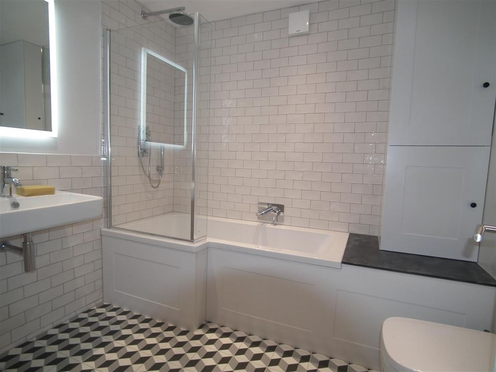 Property photo 3 of 7 Bathroom
