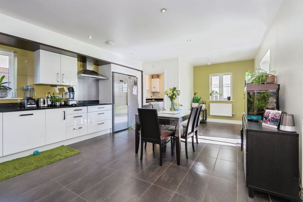 Property photo 2 of 17 Kitchen/Breakfast Room
