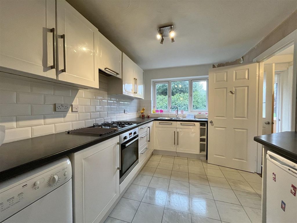 Property photo 3 of 10 Kitchen