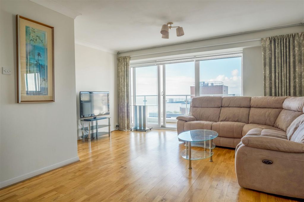 Property photo 2 of 24 14d Holiday Inn-8.Jpg