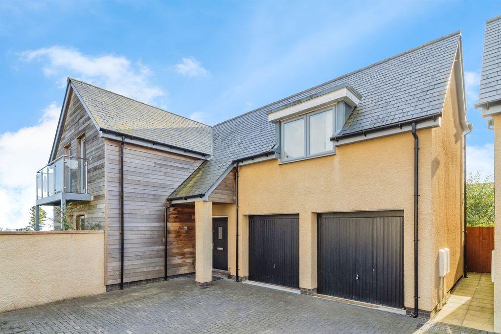 Property photo 2 of 33