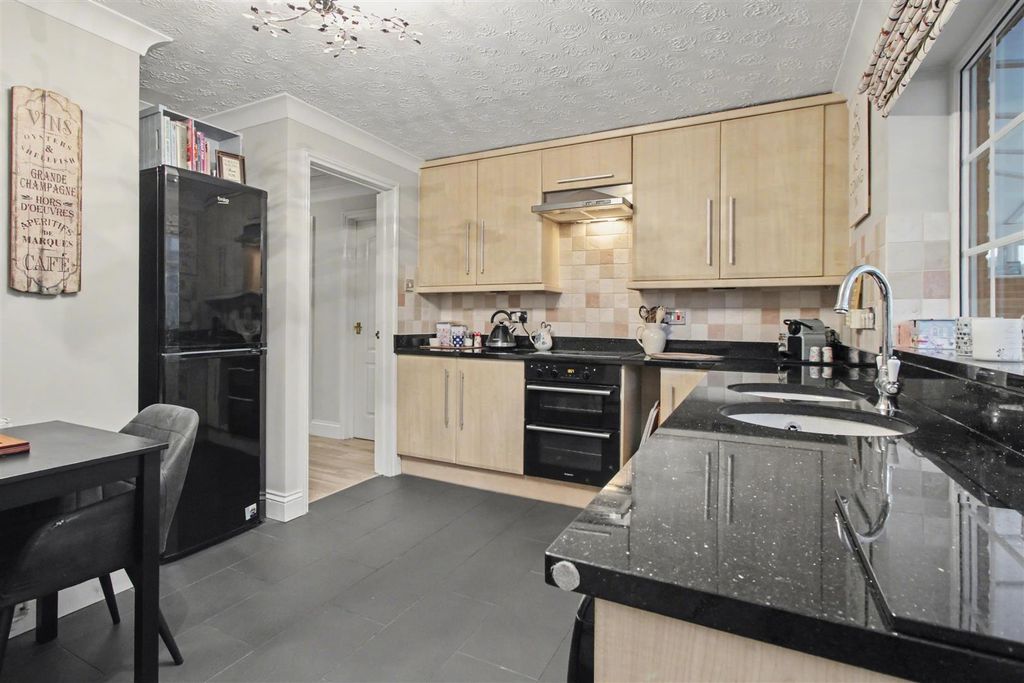 Property photo 3 of 17 Kitchen