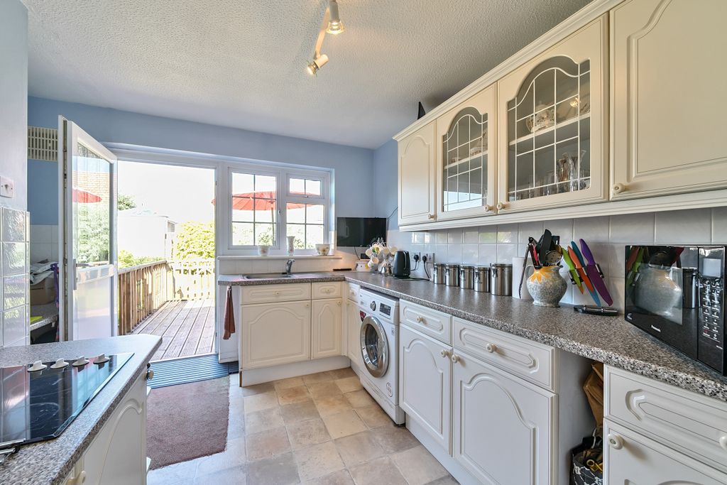Property photo 3 of 19 Kitchen
