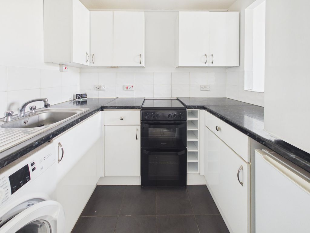 Property photo 3 of 6 Kitchen