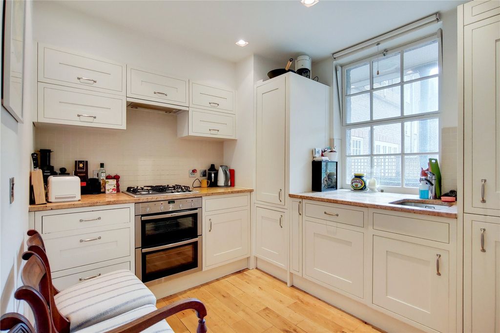 Property photo 3 of 10 Kitchen