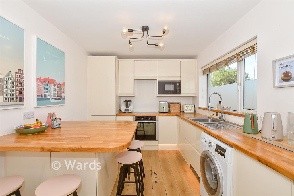 Property photo 1 of 10 Kitchen