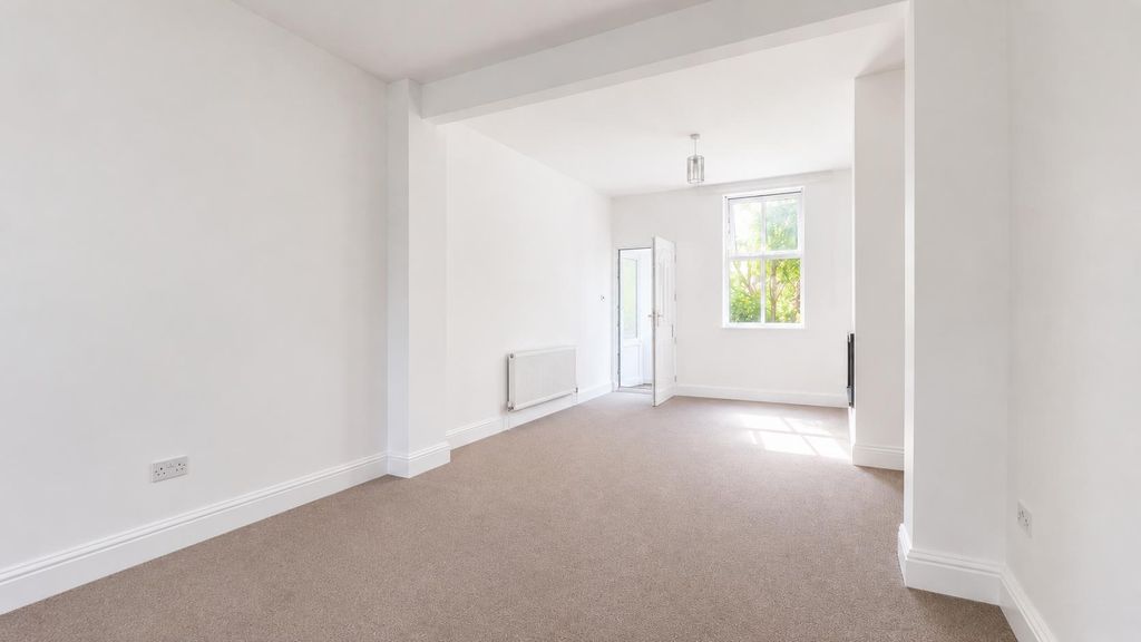 Property photo 2 of 17 0A4Def42-F9A8-474B-896F-67d31139938c.Png