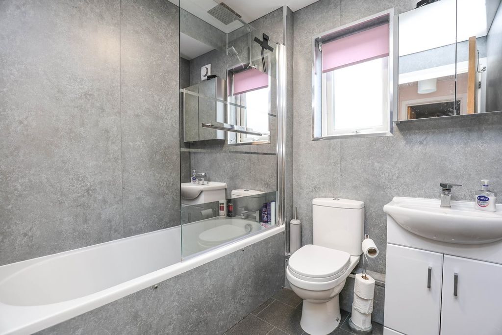 Property photo 3 of 13 Family Bathroom