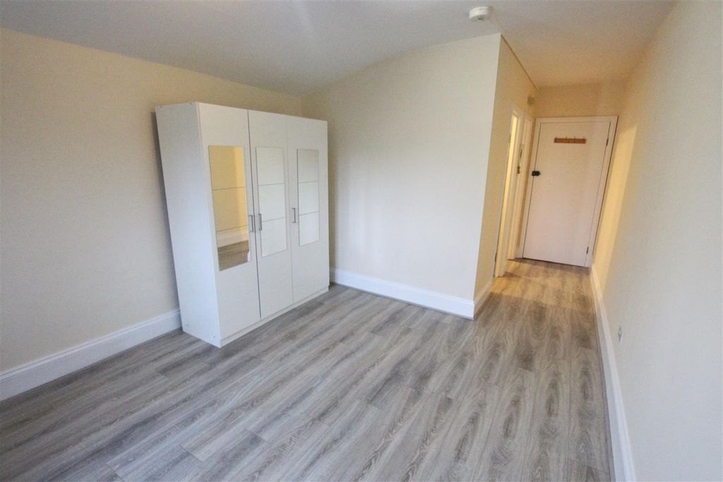 Property photo 2 of 6 Lounge