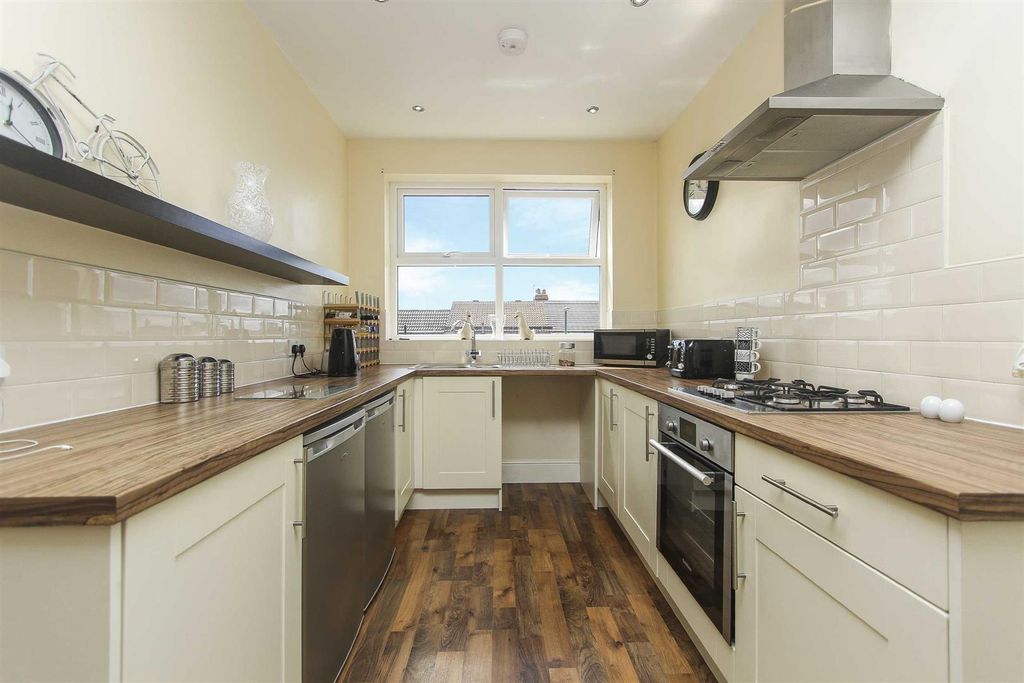 Property photo 2 of 6 Kitchen