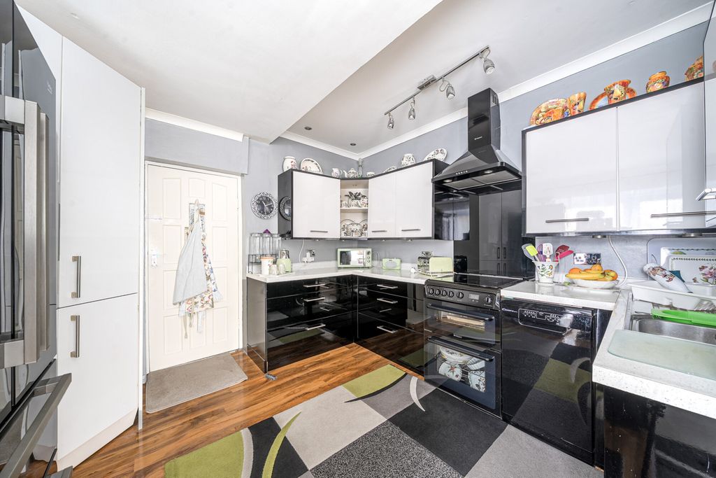 Property photo 3 of 19 Kitchen