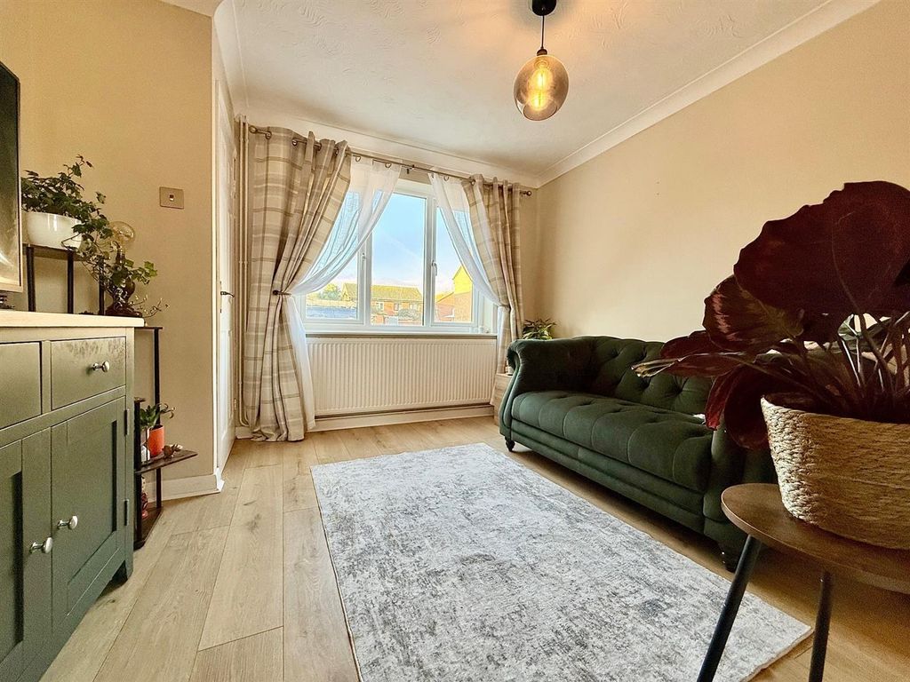 Property photo 2 of 17 Lounge