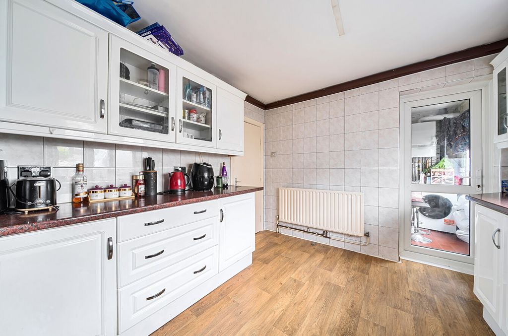 Property photo 2 of 12 1422430-12-69Aaeb...