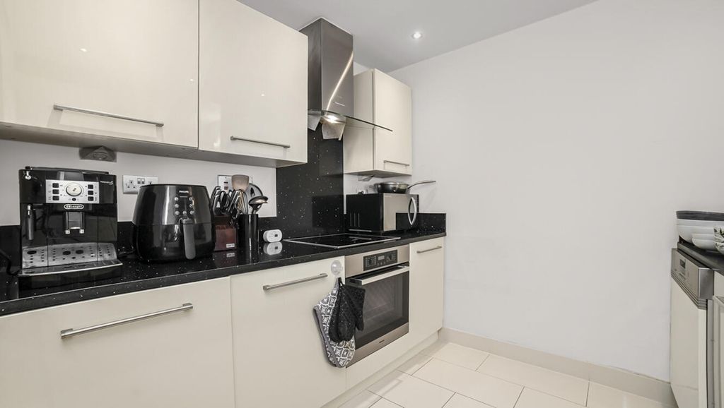 Property photo 3 of 10 Kitchen