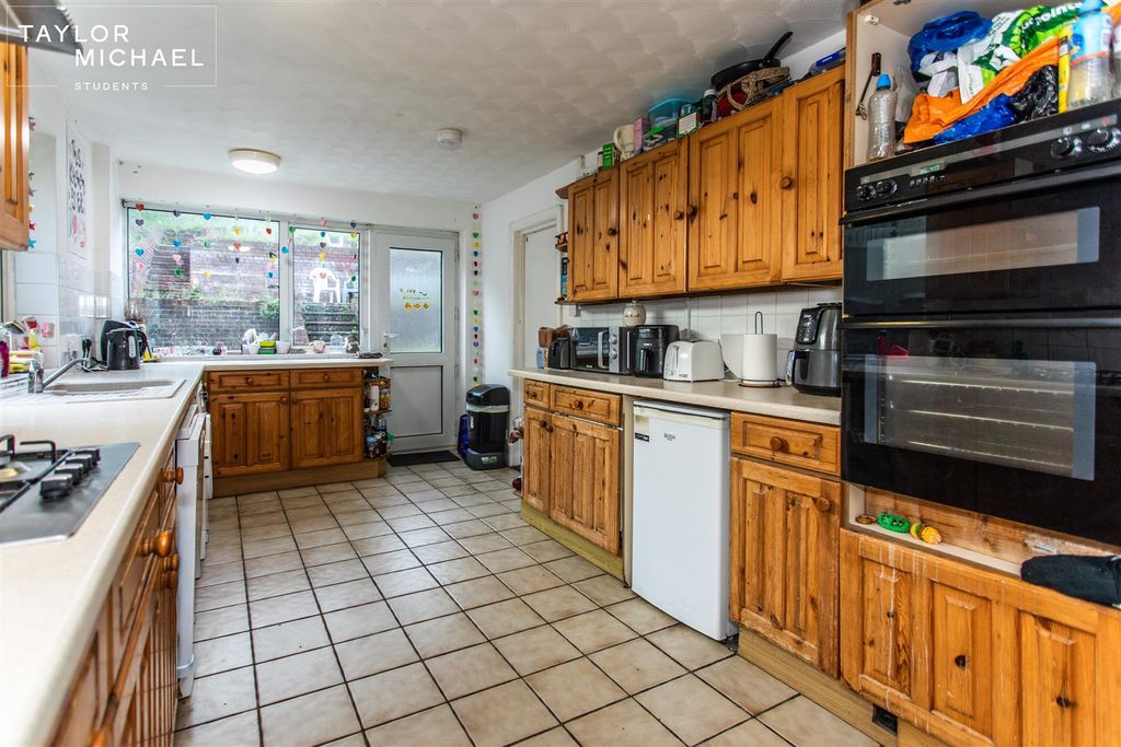 Property photo 3 of 19 Kitchen