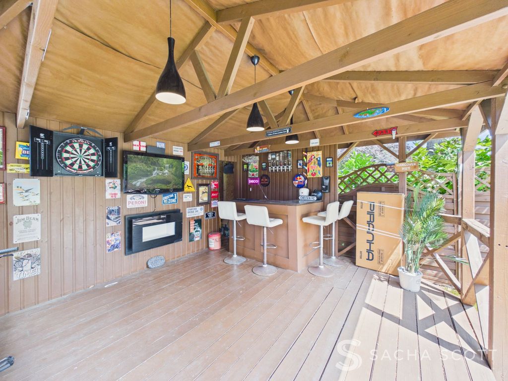 Property photo 3 of 35 Garden Bar