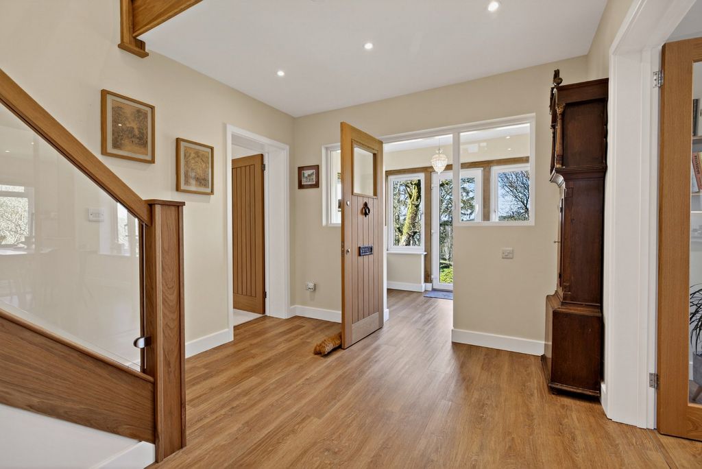 Property photo 3 of 18 Entrance Hall