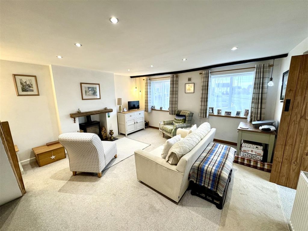 Property photo 2 of 18 Lounge