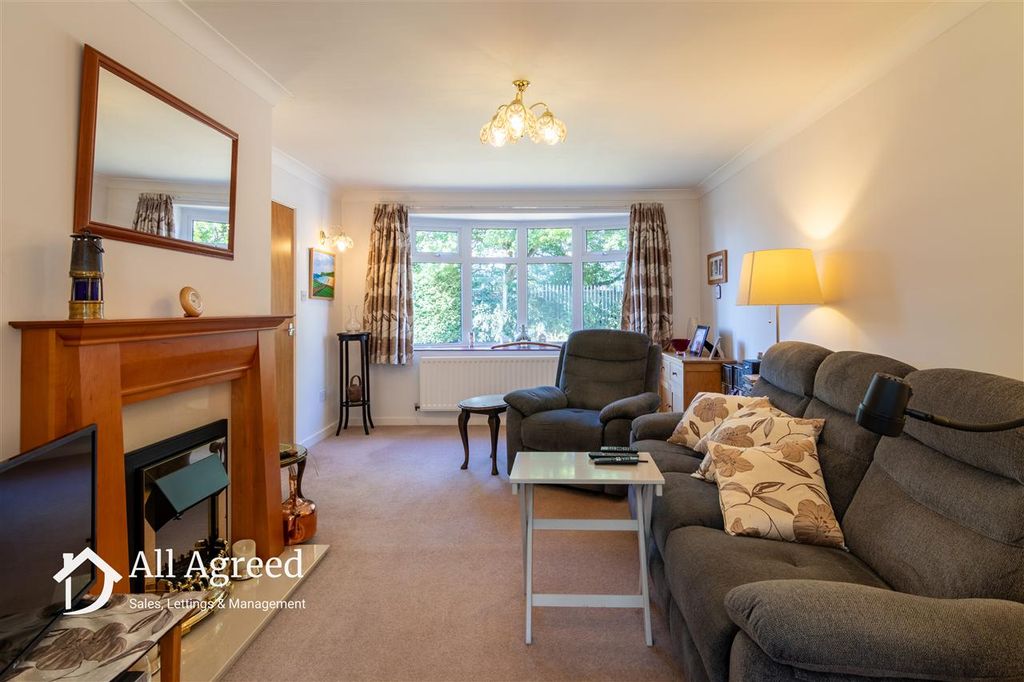 Property photo 3 of 16 Lounge