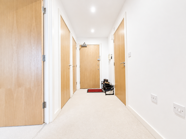 Property photo 3 of 8 Entrance Hall