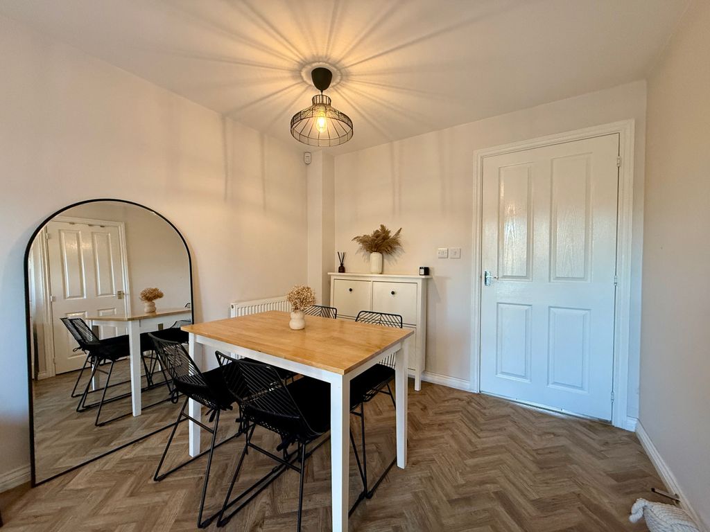 Property photo 3 of 12 Dining Area