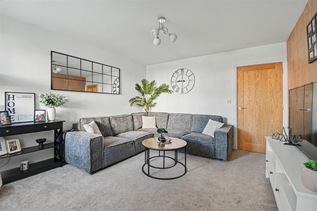 Property photo 2 of 16 Lounge