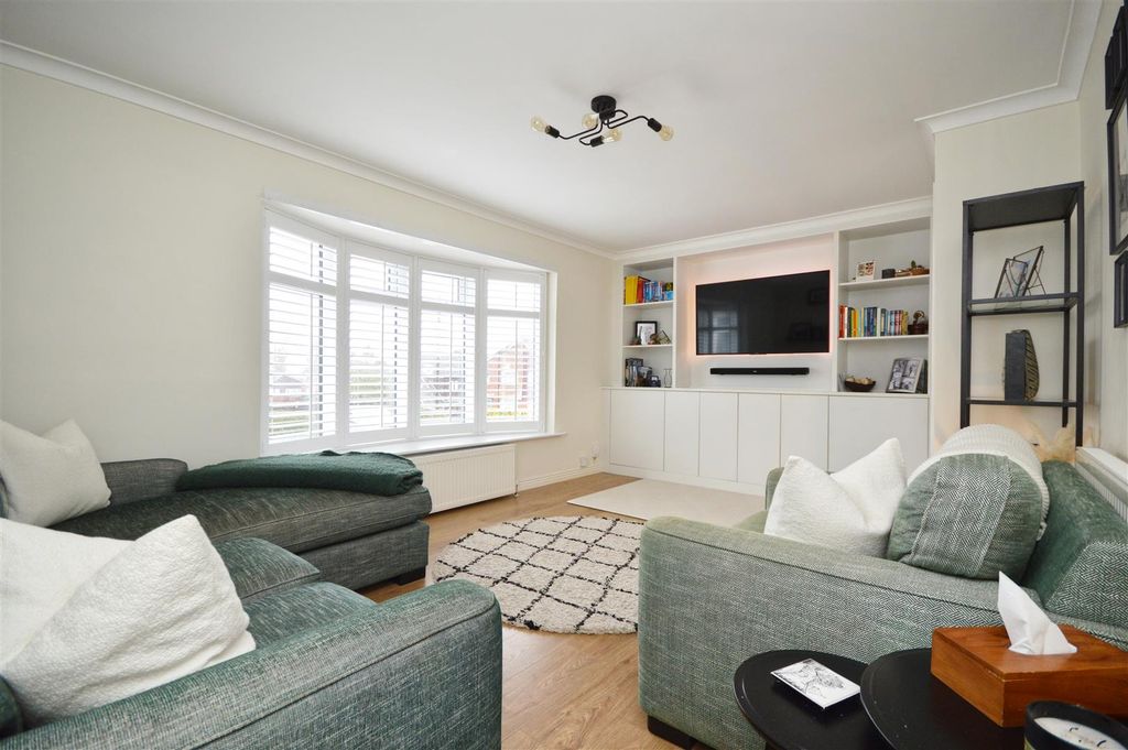 Property photo 2 of 18 Sitting Room