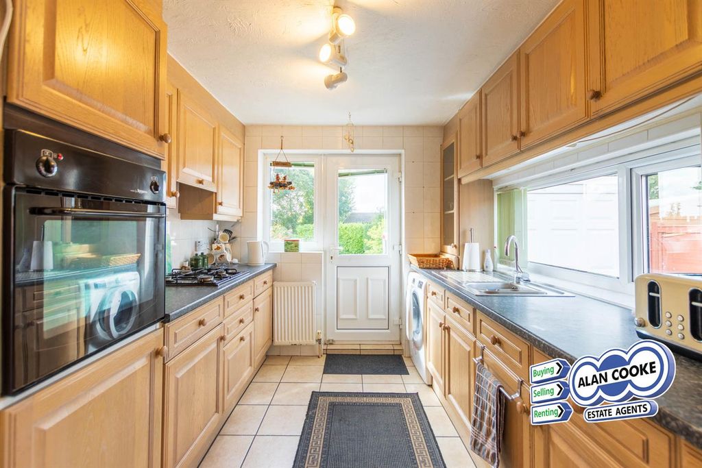 Property photo 3 of 13 Fitted Kitchen