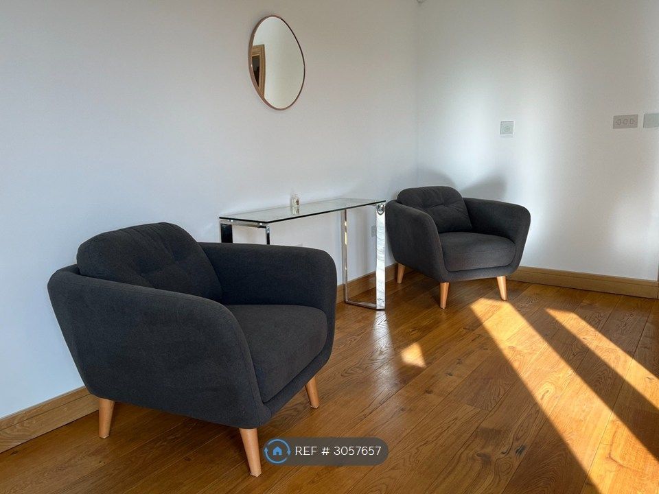 Property photo 2 of 12 Livingroom