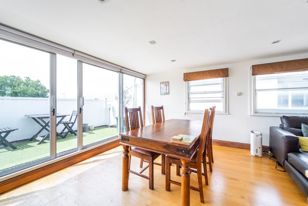 Property photo 3 of 11