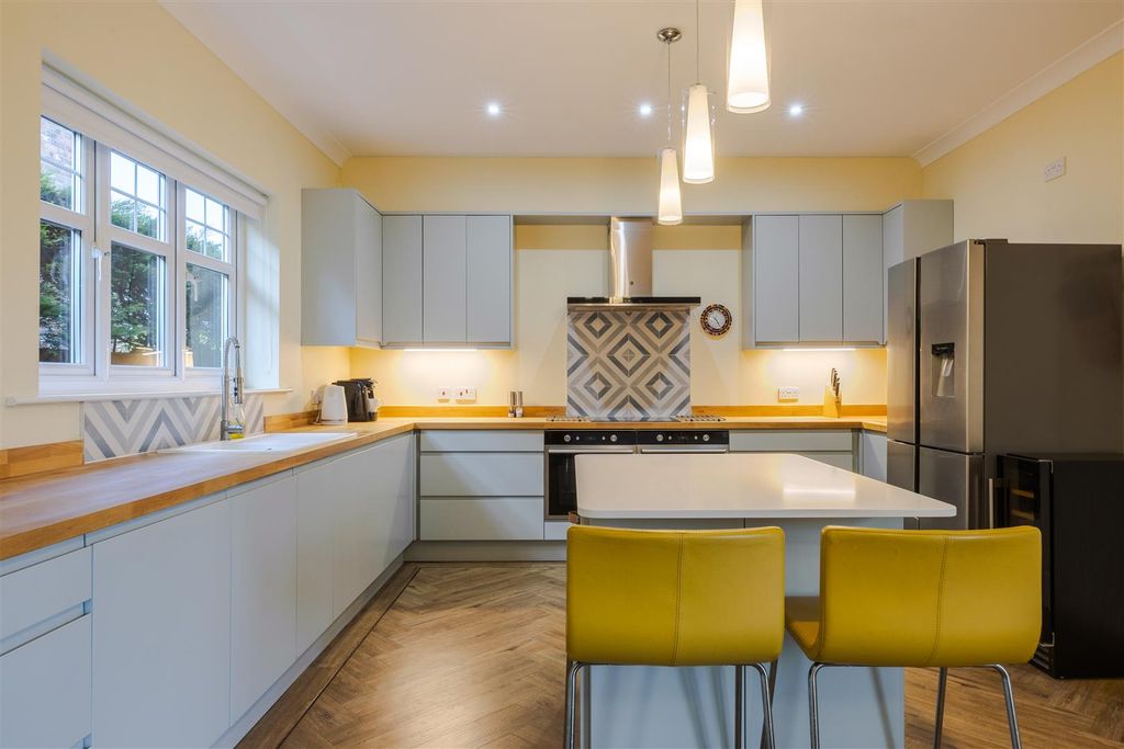 Property photo 2 of 29 Kitchen Diner