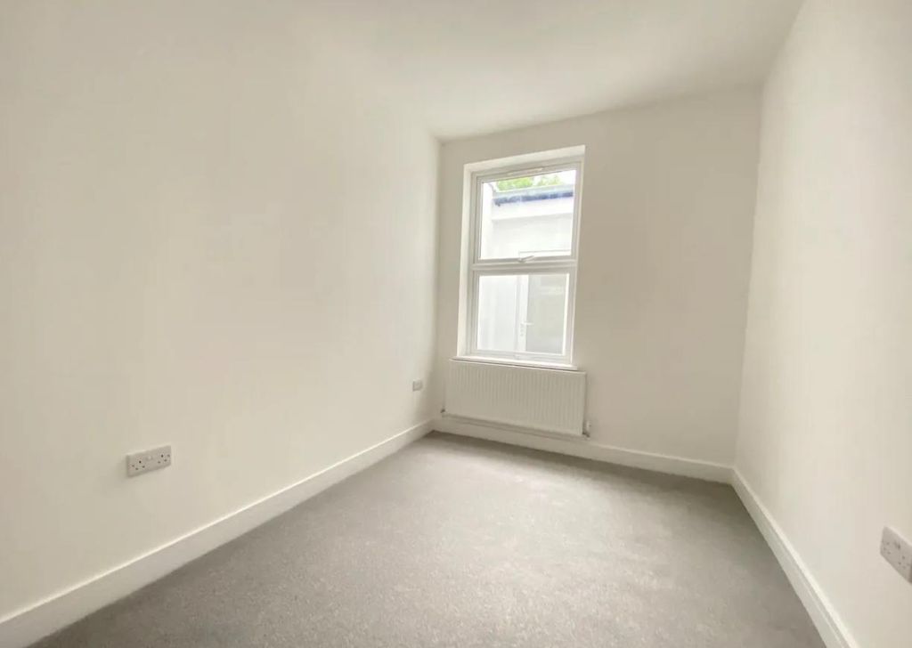 Property photo 3 of 6 Gallery