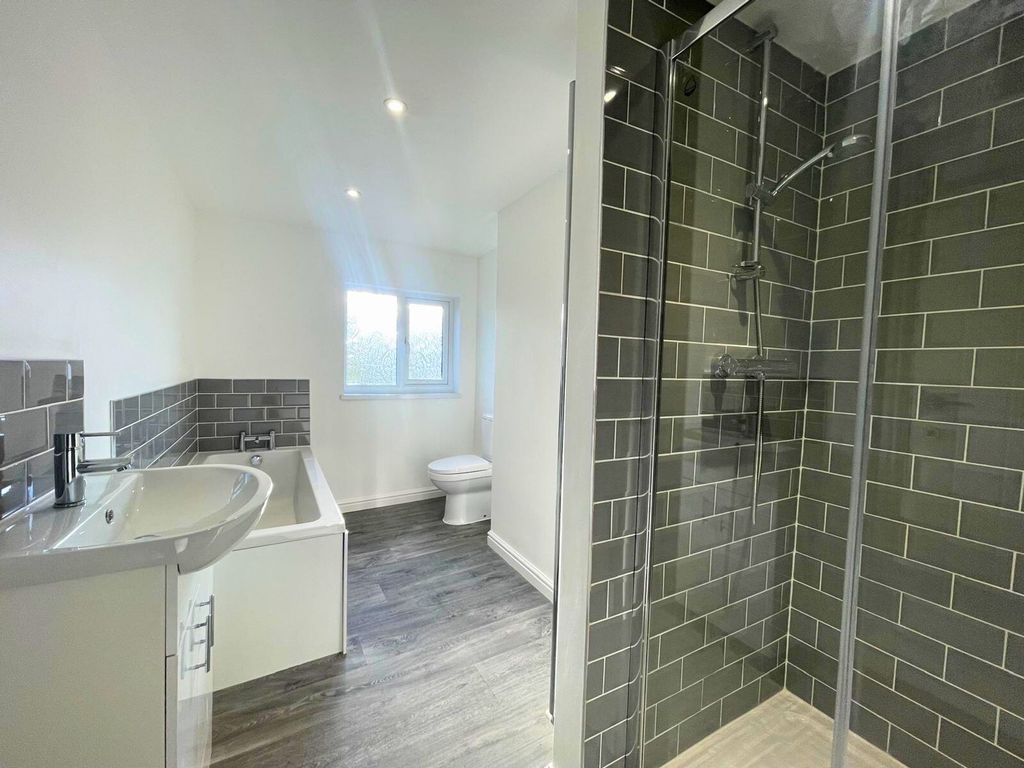 Property photo 1 of 19 Bathroom
