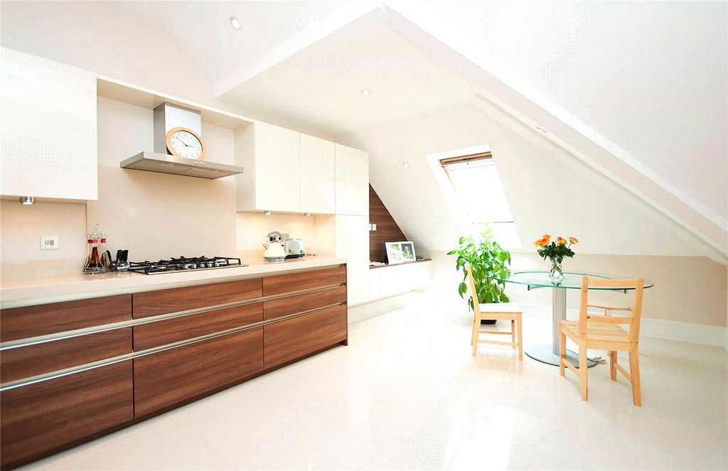 Property photo 3 of 8 Kitchen