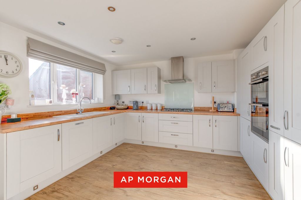 Property photo 2 of 21 Picture No. 12