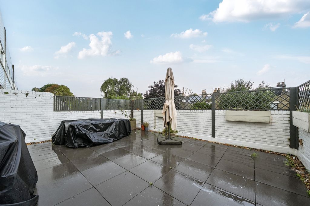 Property photo 2 of 17 Terrace