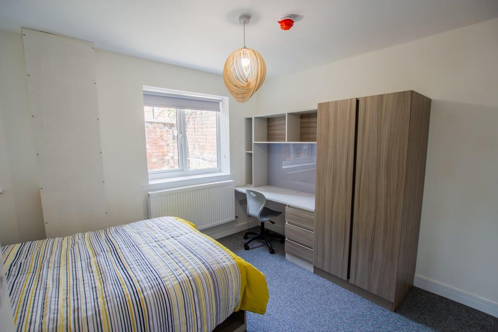 Property photo 3 of 11 A Bright And Neatly Arranged Double Bedroom Featur...