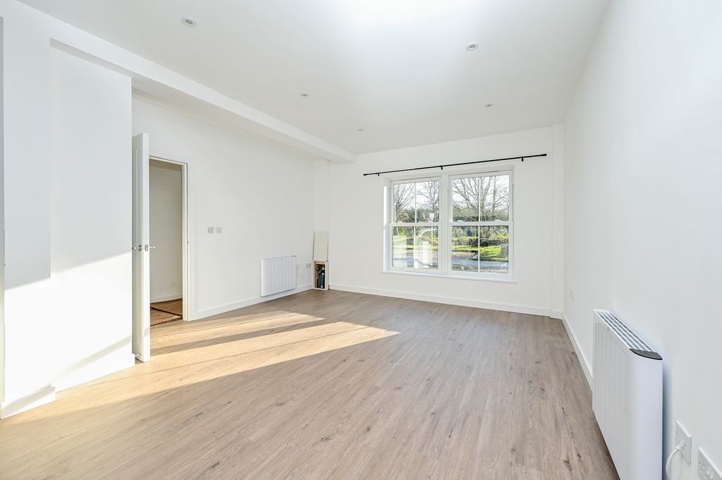 Property photo 3 of 6 Lounge