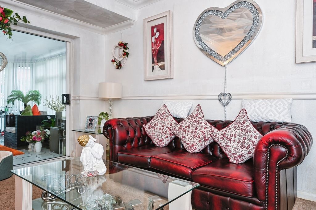 Property photo 3 of 21 Living Room