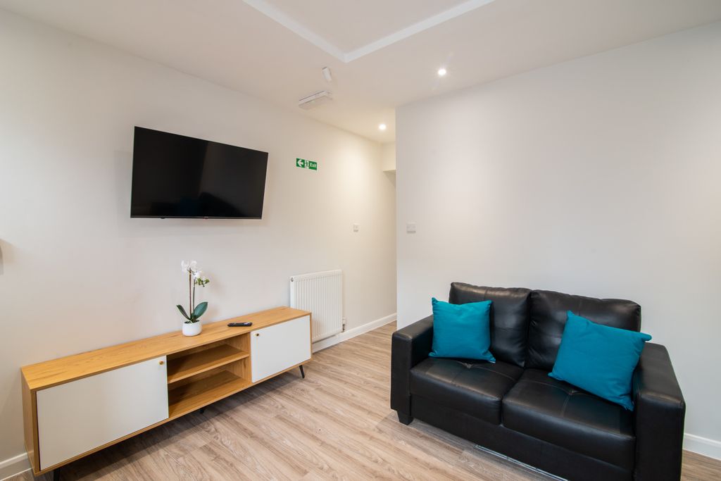 Property photo 1 of 17 18 Cauldon Road Living Room 3