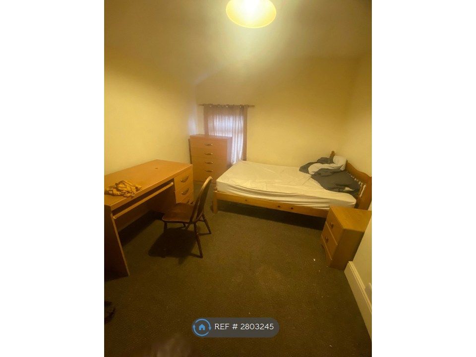 Property photo 1 of 7 Extra Large Bedroom