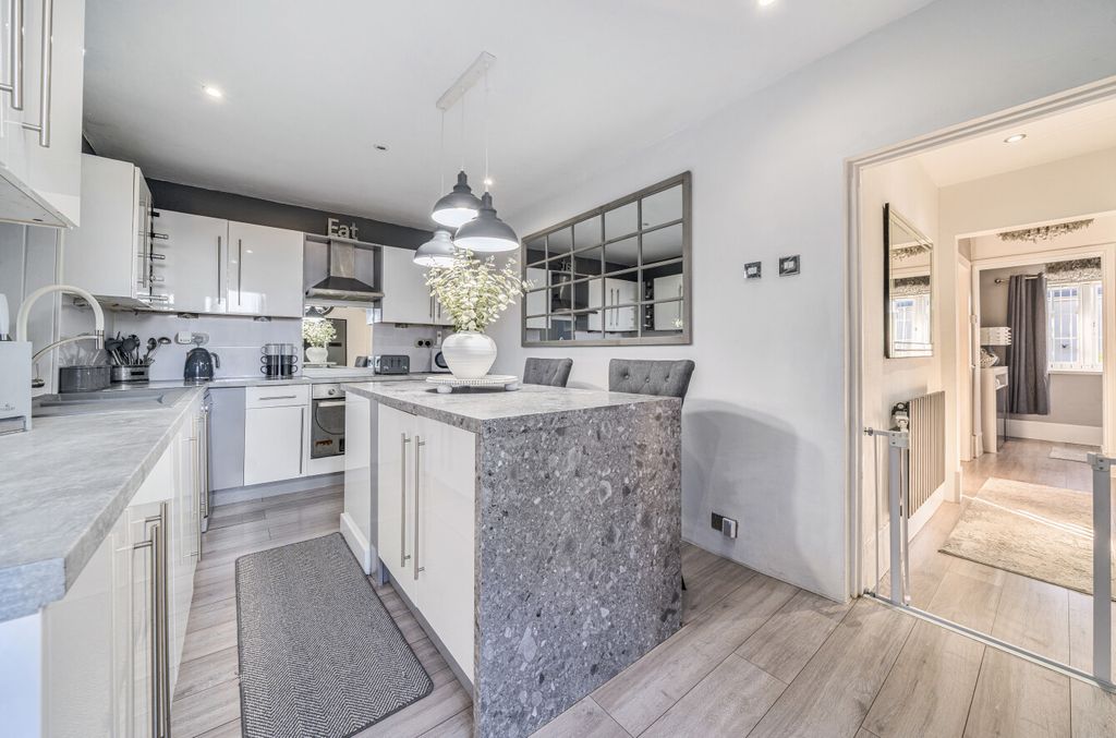 Property photo 2 of 21 1360091-8-68d4Fe7...