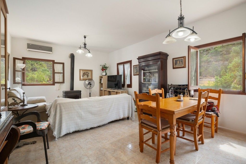 Property photo 1 of 11 Living (2)